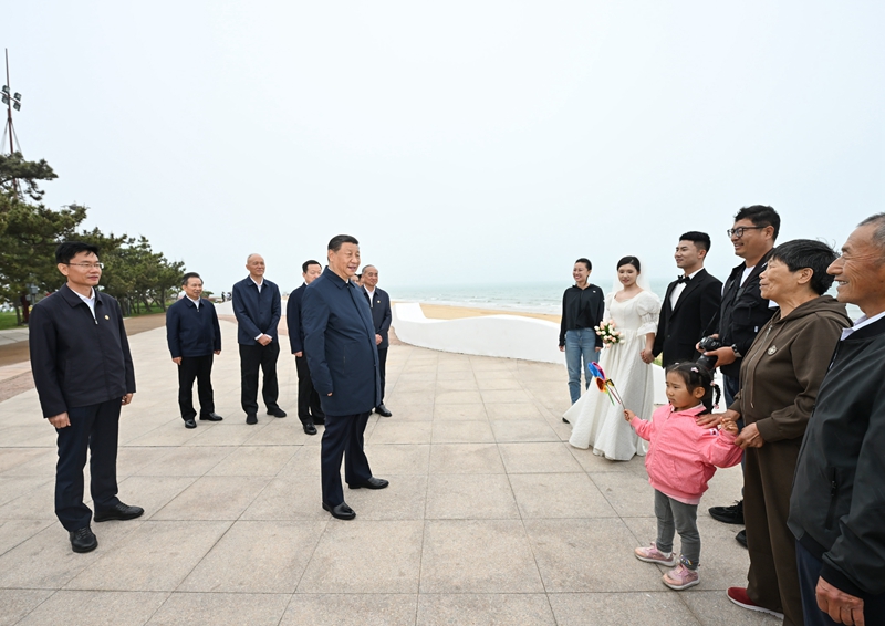 5月22日至24日，中共中央總書(shū)記、國(guó)家主席、中央軍委主席習(xí)近平在山東考察。這是22日下午，習(xí)近平在日照市陽(yáng)光海岸綠道同市民親切交流。