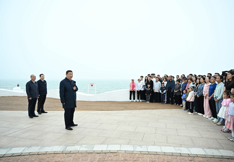 5月22日至24日，中共中央總書(shū)記、國(guó)家主席、中央軍委主席習(xí)近平在山東考察。這是22日下午，習(xí)近平在日照市陽(yáng)光海岸綠道同市民和游客親切交流。